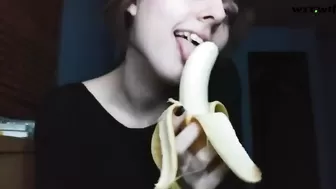 Cute Goth Teen Sucks Banana P.2_Mr_tohfu_720p