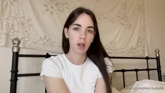 Faye aka moonbaby96 hot lady passionately pulls pussy