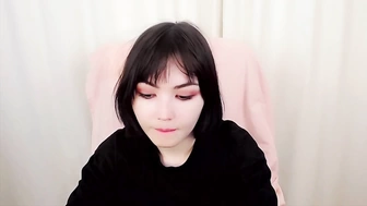 YukiOkada доводит свою пилотку до эякуляция