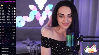 MalinaBo0m жарит свои дырочки во ври чате