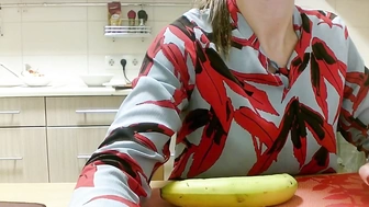 SpartakCHemp вертит своими дырочками голяка