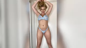 jessiesims playing with her pussy