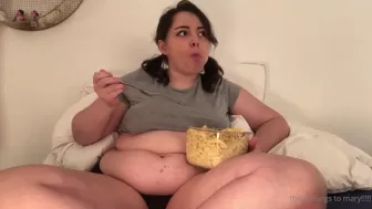 chubbychiquita Thick mare pulls off with a dildo