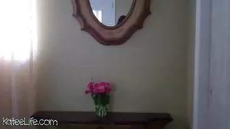 ka8eeowen  aka kateelife old woman fucks herself with two toys in both holes