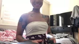 honey gold Skinny beauty pulls pussy