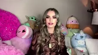 shiaswordgirl Pretty woman rubs her pussy with honey