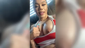 piinklolla Exquisite bitch pulls pussy