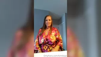 kimithemilfmommy Beautiful woman caresses natural breasts