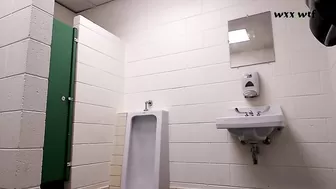Flashing in a Public Men's Restroom at UW-Milwaukee_Elle Hell_720p