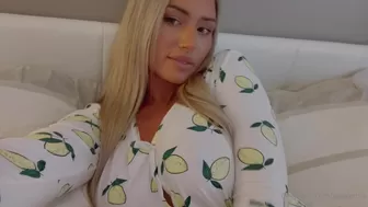 geegentle Charming wench rides sex toy