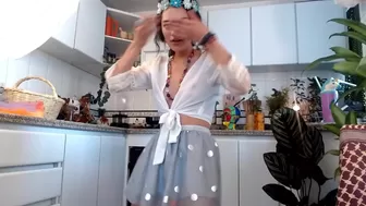 makayla77 Luxurious lady gently masturbates pussy