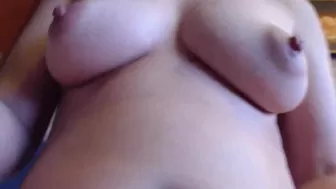 assessence Seductive pussy shoves balls in the anus