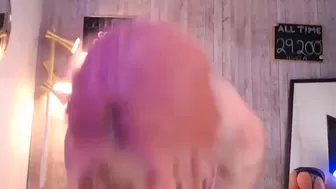 laraloxley Sexy chick masturbates shaved pussy