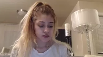 alliecat001 Skin in glasses shows big chest