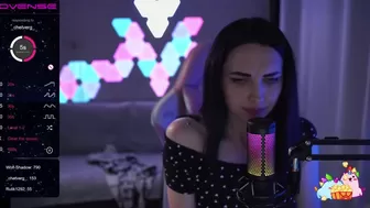 MalinaBo0m  shakes tits at the stove