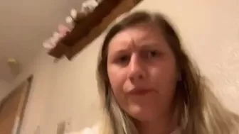 Brecklynn Juicy babe jerking her pussy with phallus