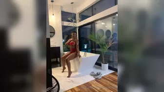 alieyarose onlyfans pulls pussy to orgasm