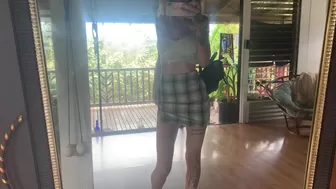 Ava aka avafae Busty wench pulls pussy