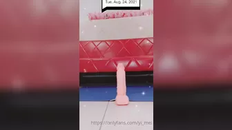 yi_mei Slender chick masturbates shaved pussy