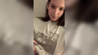 Grace, emoskittle, givingyougrace massages the clitoris in the car