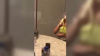 Victoria Fox Gorgeous young lady shows off her legs