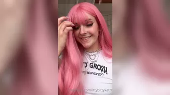 Feya Fern (feyafern aka Ittybittykath) onlyfans loves jerking pussy