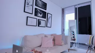 Hanna Miller onlyfans Perfect chick shows elastic buttocks