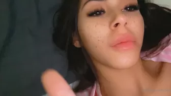 Dahyn1x aka dahyn11 onlyfans Pretty woman fucks her ass in front of webcam