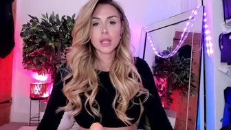 Ella Silver onlyfans The bespectacled babe is planting her fingers in her cunt