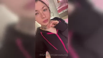 AleRoseBunny onlyfans Blonde curvy caresses shaved cunt