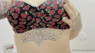 Lilly Kash (lillykash) onlyfans Incendiary shlendra pulls his cap with his fingers