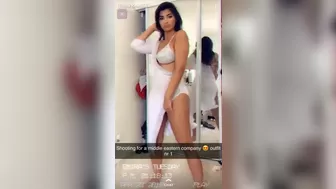 Emira Kowalska (Emira Foods) onlyfans The luxury model is swaggering with two toys.