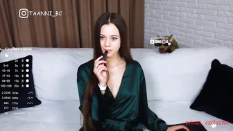 taanni   показывает свое тело всему миру