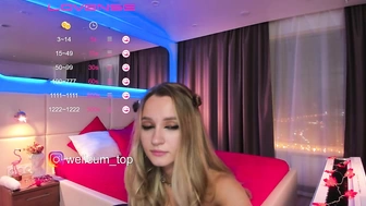 WELLCUM_TOP  ласкает свой помокревший клитор