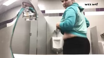 PAWG Twerking in Public Men’s Room ._elloisedunkan_720p