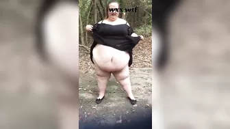 SSBBW BBW Flashes Big Butt and Belly in Park Publicly_leahloolabelle_720p