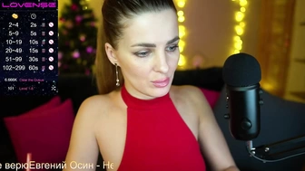 bonga_-Queen-Maria- трахает свои розовые дырочки пальчиком