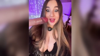 BloomJuliette  трогает свои трусики