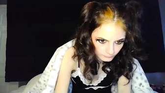 catnipchloe  показала свои дырочки и пилотку