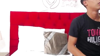 JonnyDayan  ласкает свое тело