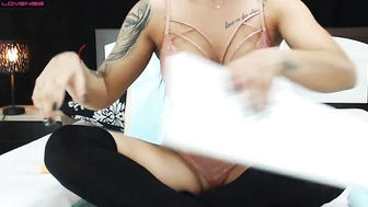 ChloeSquirts мастурбирует свою влажную дырочку