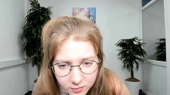 avis_ryan мастурбирует себя пальчиком и кончает от этого