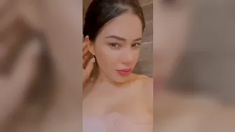 Mariana isaza aka marianaisaza onlyfans Confused pulls both holes