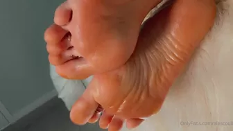 Goddess Alessa aka alescoulier onlyfans Busty bitch jumps on 2022