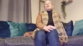Queengf90 onlyfans prefers bat instead dildo