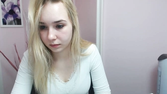 lila_page елозит пальчиком по  секелю