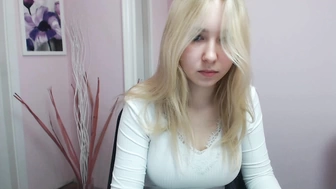 lila_page широко раздвигает свои промежности