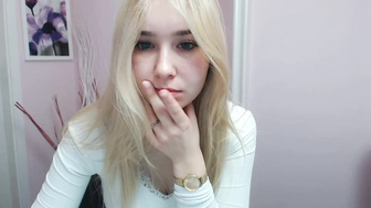 lila_page трогает свою влажную дырочку