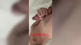 emilivno To the cute chick rubs her clit