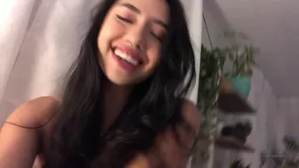 robinmae  cute girl shows the body